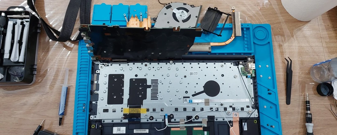 Notebook desmontada con la placa y el sistema de refrigeración fuera de su posición
