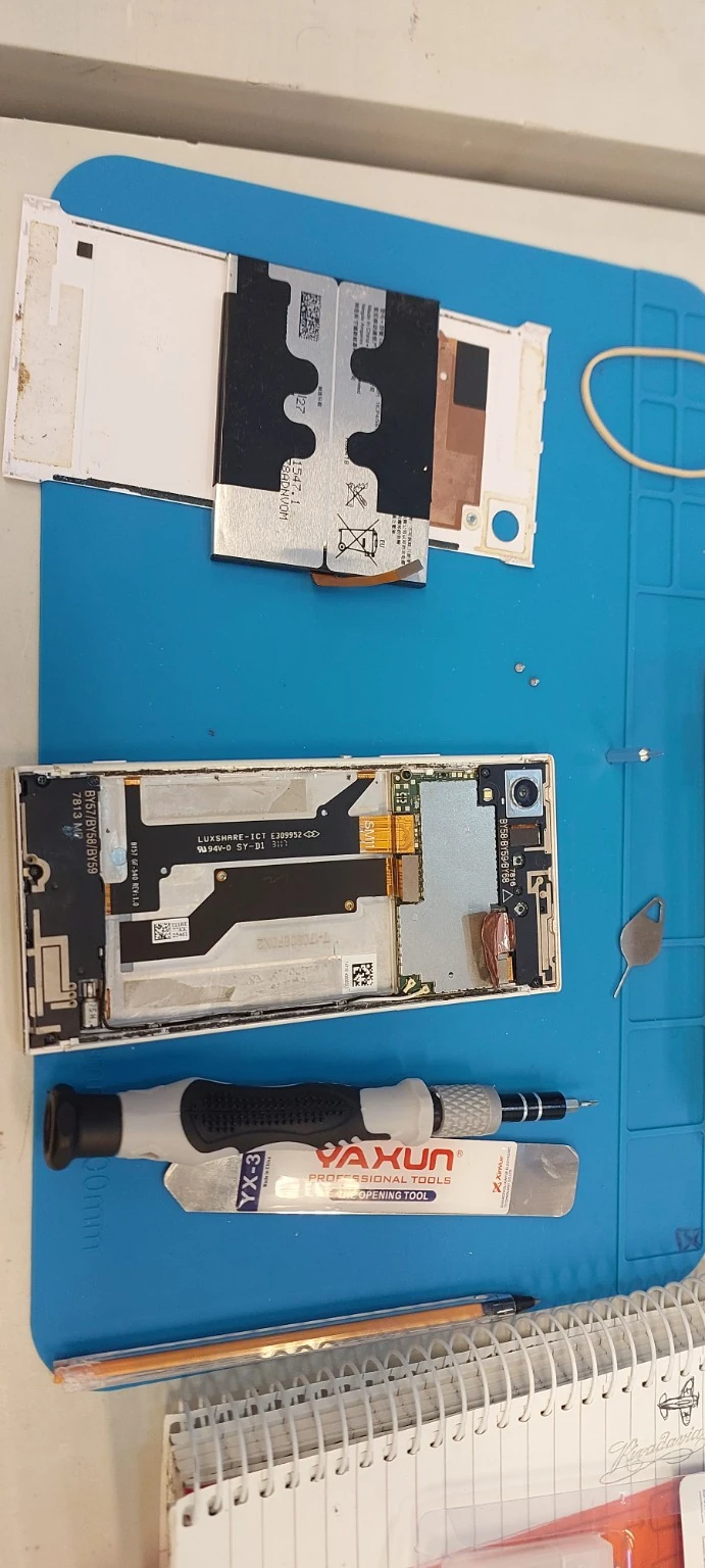 Celular desmontado con la batería fuera del chasis